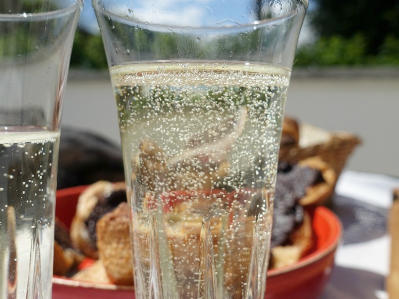 Apéritif au soleil : toasts d’anchoïade | Aperitif in the sun: anchoïade toasts