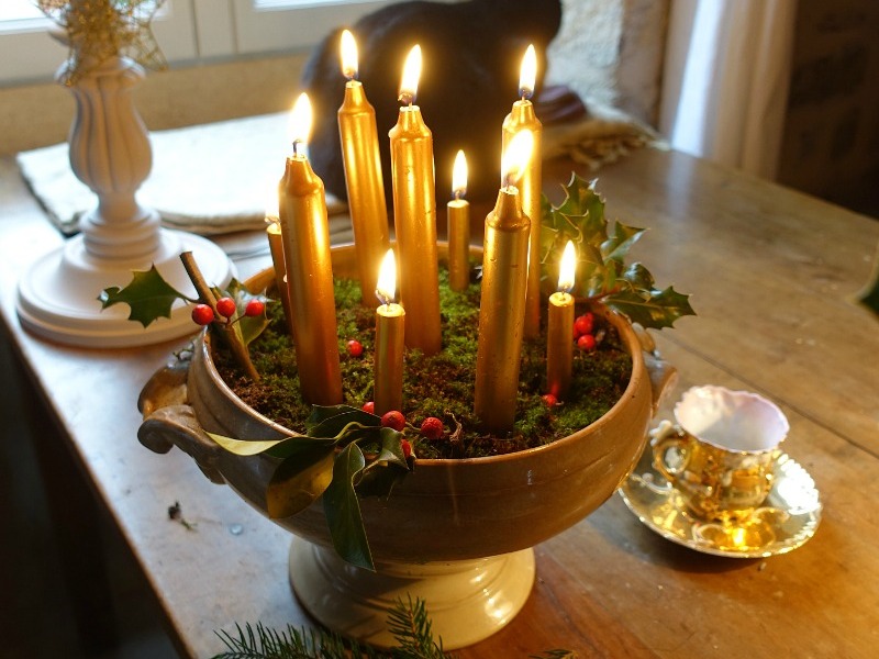 Jolies lumières : bougies de Noël et soupières | Inviting lights: Christmas candles in French tureens