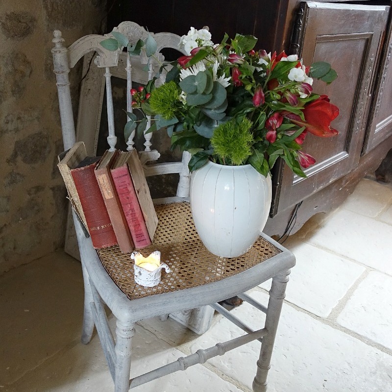 Une jolie chaise et un bouquet de Noël | A romantic chair and a Christmas arrangement