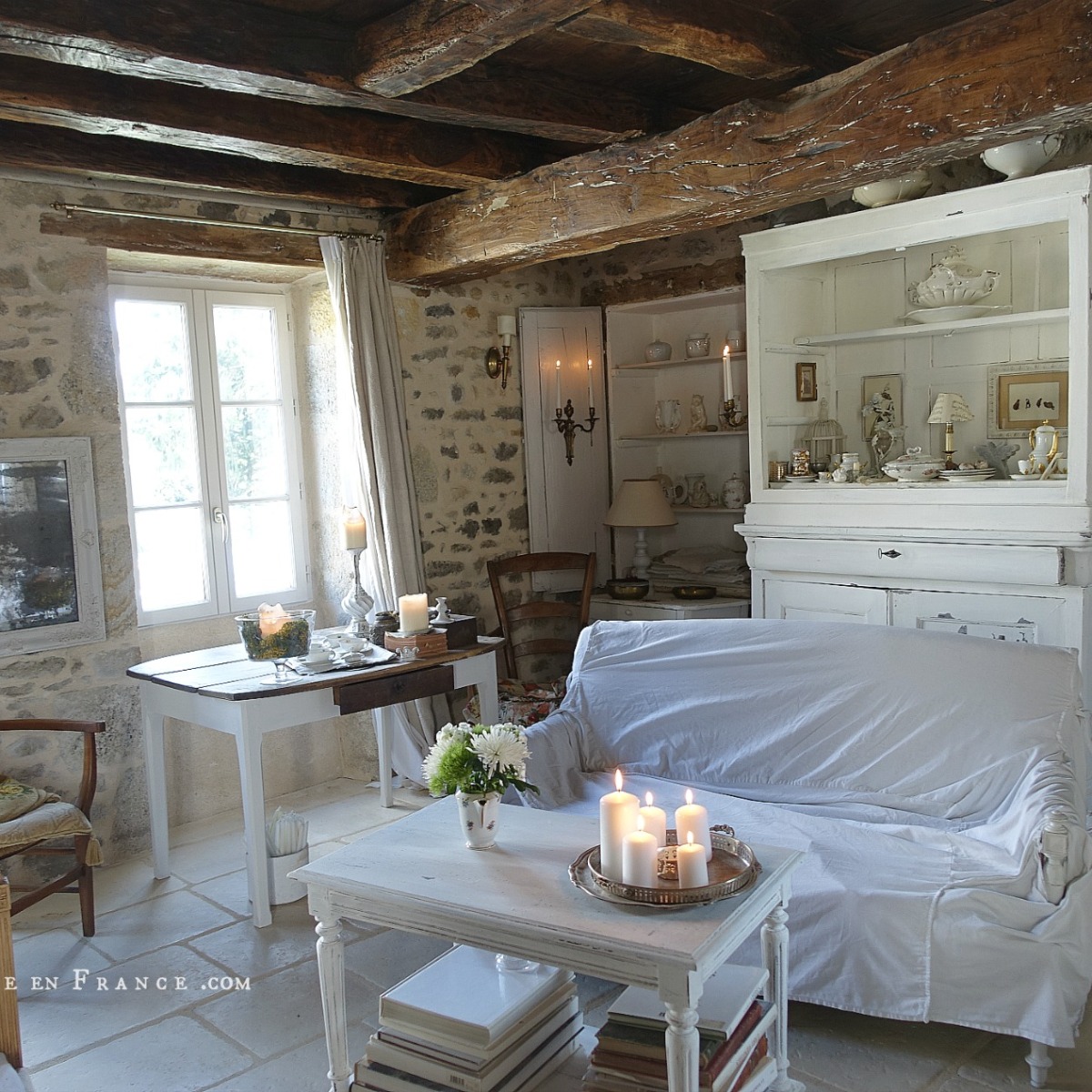 Effet cottage en blanc : le buffet rustique repeint à la chaux | White cottage feel : the rustic armoire repainted with lime