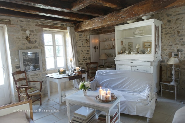 Effet cottage en blanc : le buffet rustique repeint à la chaux | White cottage feel : the rustic armoire repainted with lime