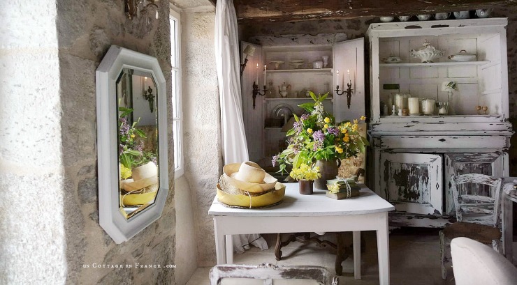 #whitecottagecharm #uncottageenfrance #campagnechic #frenchinterior #frenchfarmhousestyle #frenchcountry #frenchliving #fixerupperstyle #frenchcountrycottage #allthingsfrench #frenchcottage #farmhousevignette #cottagevignette #chippypaint #frenchdecoration #fermette #countrychic #rustique #rusticdecor #decorustic #cottagedecor #maisondecampagne #campagnedecoration #countryhomemag #brocante