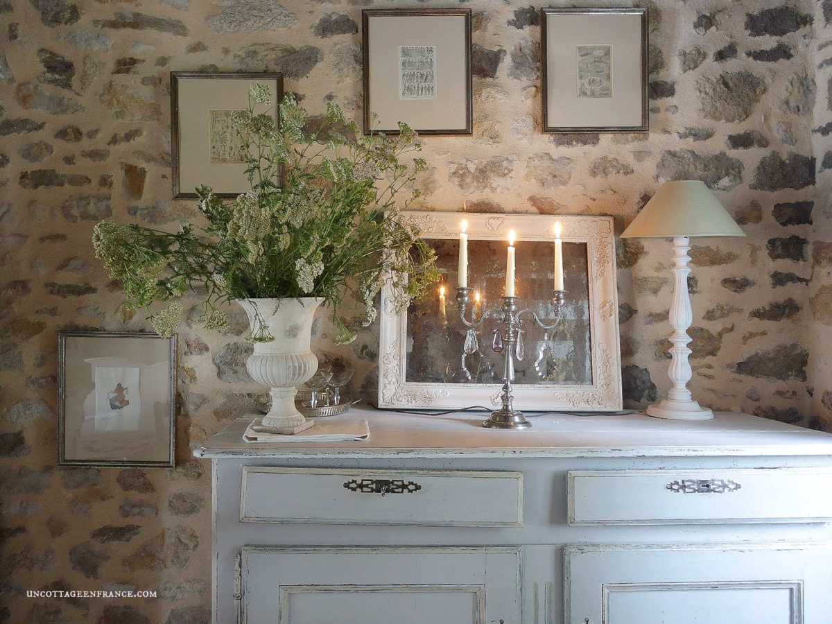 #whitecottagecharm #uncottageenfrance #campagnechic #frenchinterior #frenchfarmhousestyle #frenchcountry #frenchliving #fixerupperstyle #frenchcountrycottage #allthingsfrench #frenchcottage #farmhousevignette #cottagevignette #chippypaint #frenchdecoration #fermette #countrychic #rustique #rusticdecor #decorustic #cottagedecor #maisondecampagne #campagnedecoration #countryhomemag #brocante