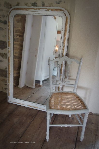 French country decor & living, white cottage charm, shabby home, rustic home, chippy paint, fresh blooms, style campagne chic, brocante, maison de campagne, maison campagne chic, déco campagne chic, déco maison de campagne, maison rustique, haute bohème, déco shabby chic