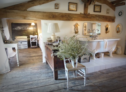 French country decor & living, white cottage charm, shabby home, rustic home, chippy paint, fresh blooms, style campagne chic, brocante, maison de campagne, maison campagne chic, déco campagne chic, déco maison de campagne, maison rustique, haute bohème, déco shabby chic
