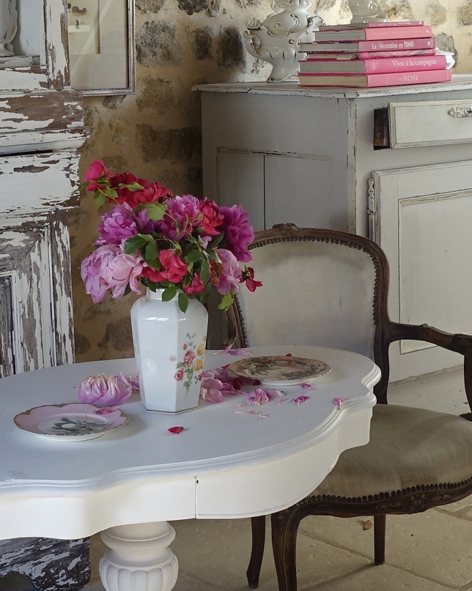 French country decor & living, white cottage charm, shabby home, rustic home, chippy paint, fresh blooms, style campagne chic, brocante, maison de campagne, maison campagne chic, déco campagne chic, déco maison de campagne, maison rustique, haute bohème, déco shabby chic rose